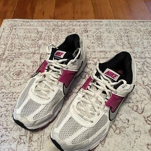Nike Women's White and Magenta Vomero 5